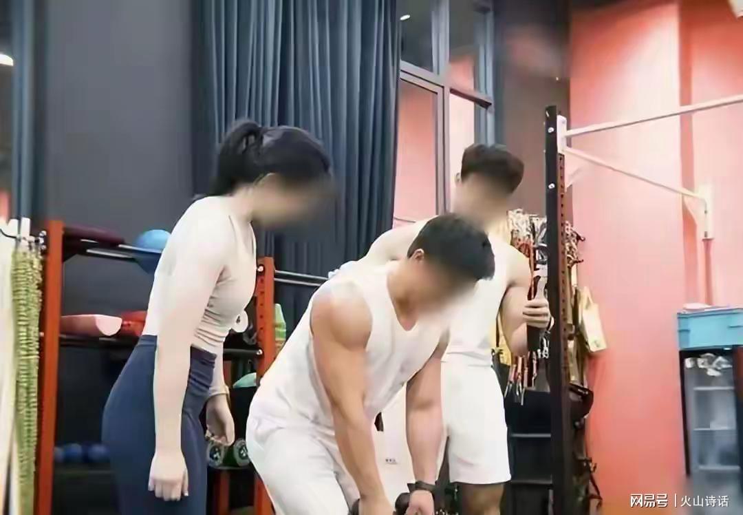 啪啪打脸！健身房一男教练被指与4女学员存在不正当关系，被群殴