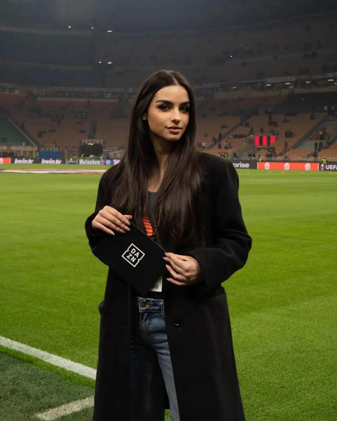 斗球直播-性感丨意甲场边有道风景线