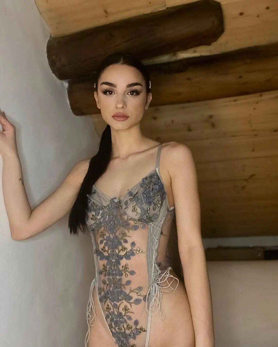 斗球直播-性感丨意甲场边有道风景线