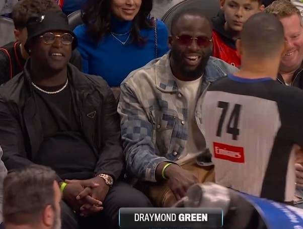 NBA直播-看球还不忘和裁判互动！追梦在活塞主场观战 主动和裁判交流一波